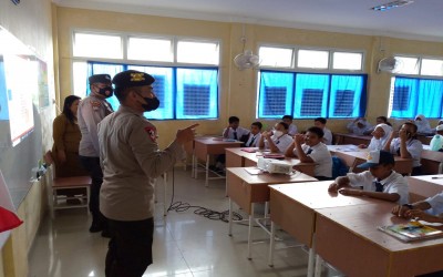 Bhabinkamtibmas Polsek Sekupang memberikan penyuluhan dan pembinaan tentang Kenakalan Remaja dan Disiplin Berlalu Lintas di SMPN 56 Kelurahan TIban Lama Kec. Sekupang – Kota Batam