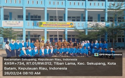 Babinsa Tiban Lama Bertindak Sebagai Pembina Upacara di SMP Negeri 56 Batam